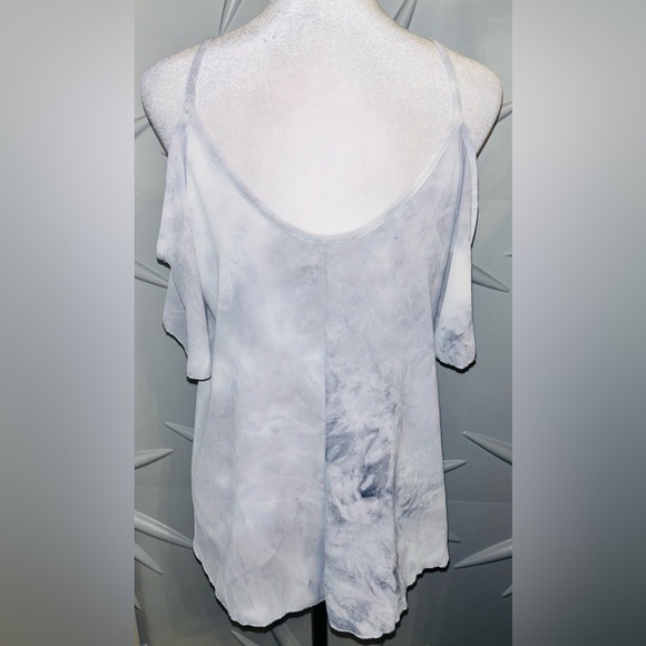 Moon Kiss SZ S gray/white cold shoulder top. Lightweight 100% rayon. Bust 38” - Picture 3 of 5